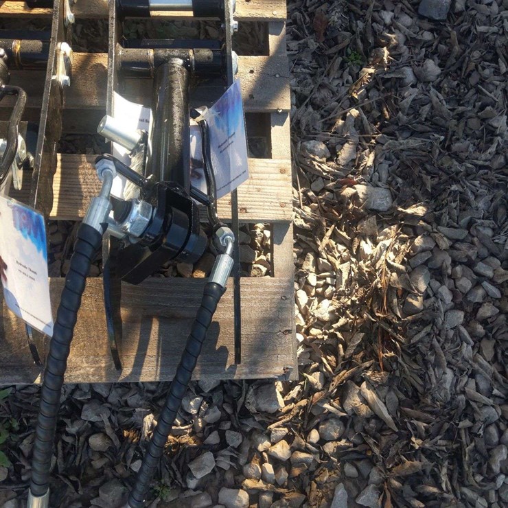 QTY (1) UNUSED TPM HYDRAULIC THUMB