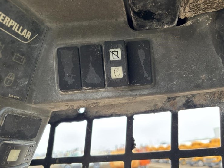 2006-caterpillar-246b-image-28