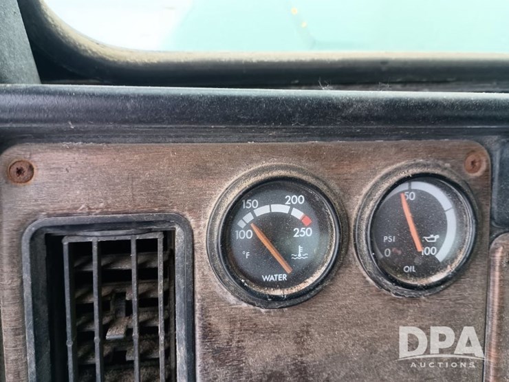 1996-freightliner-fld120-image-25