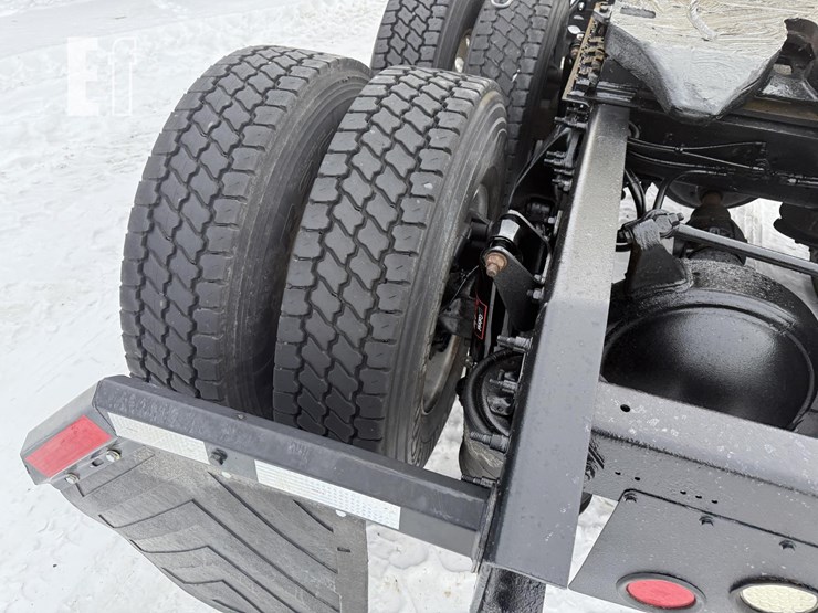 2016-freightliner-cascadia-125-image-17