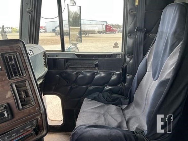 1997-freightliner-fld120-image-17