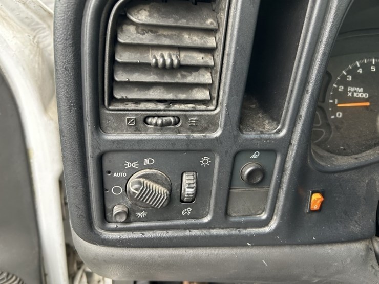 2003-chevrolet-silverado-pickup-image-25