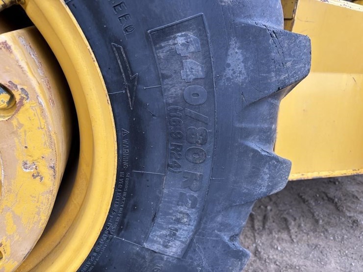 2017-deere-210l-image-29