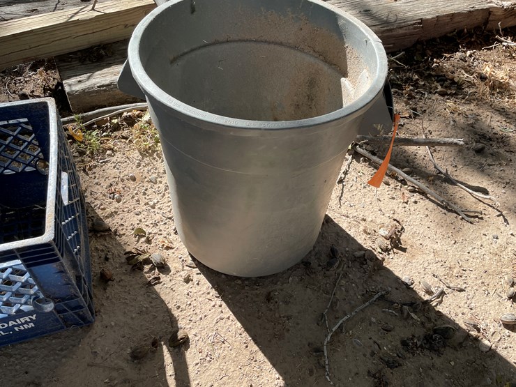 #3656-•-lot-of-crates-and-mini-trash-bin-image-3