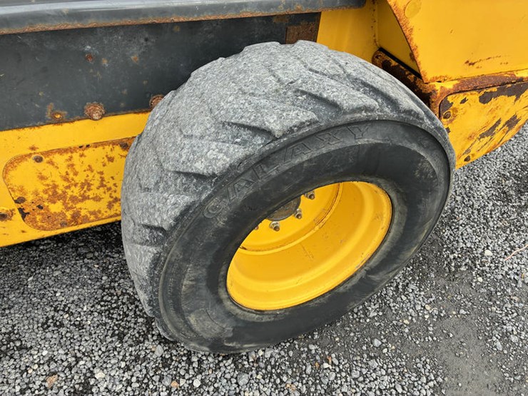 new-holland-l230-image-3