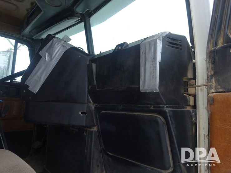 1994-freightliner-fld120-image-81