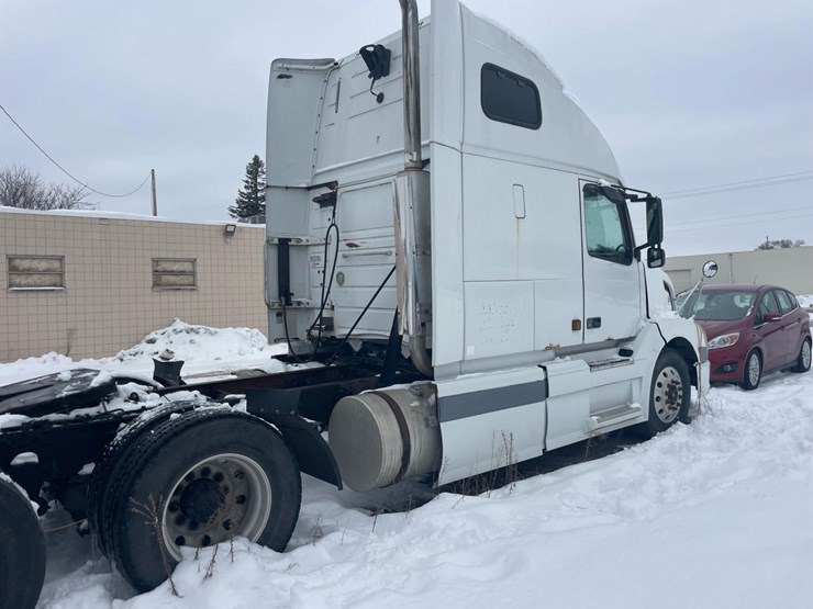 #149-•-2004-volvo-sleeper-semi-truck-image-5