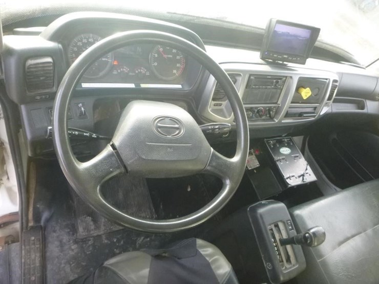 2019-hino-338-image-17