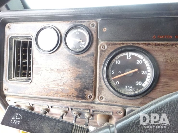 1994-freightliner-fld120-image-103