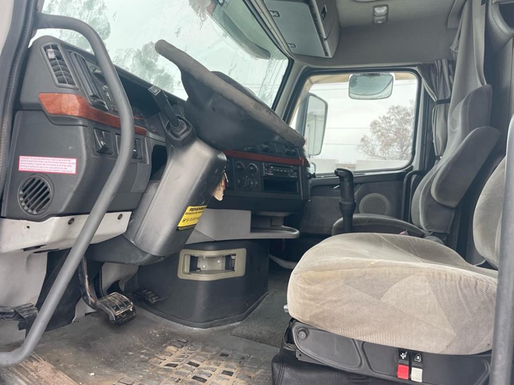 #149-•-2004-volvo-sleeper-semi-truck-image-32