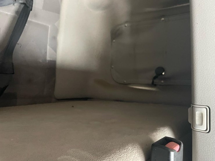 #149-•-2004-volvo-sleeper-semi-truck-image-42