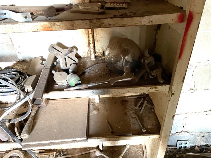 #3722-•-tools-hardware-and-shelf-image-4