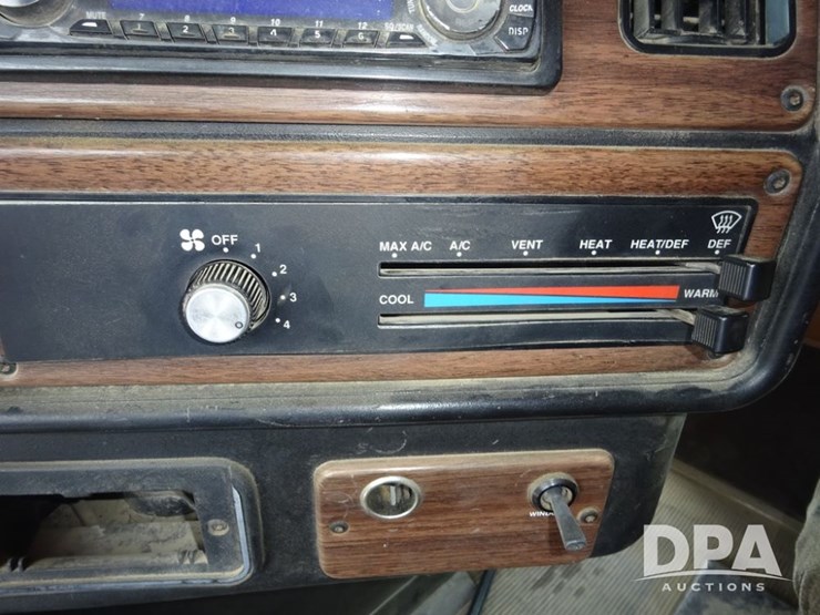 1994-freightliner-fld120-image-97