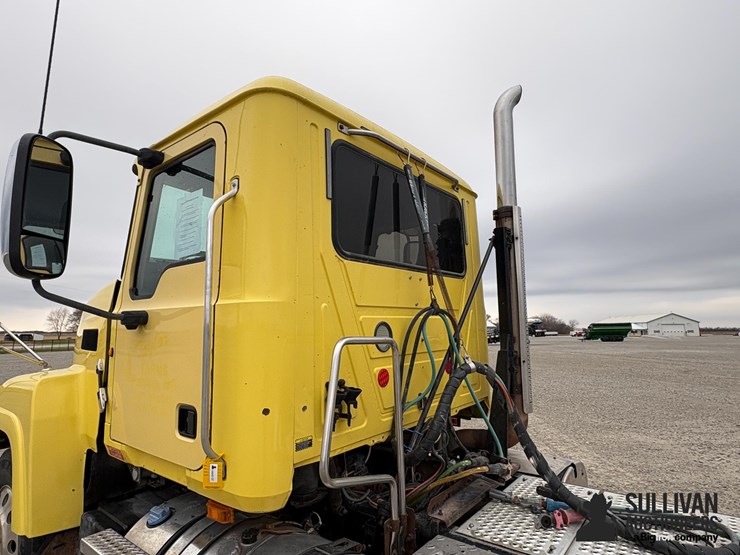 2013-mack-chu613-pinnacle-t/a-day-cab-truck-tractor-image-10