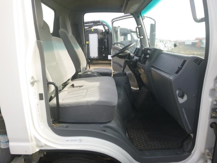 2016-isuzu-nrr-image-14