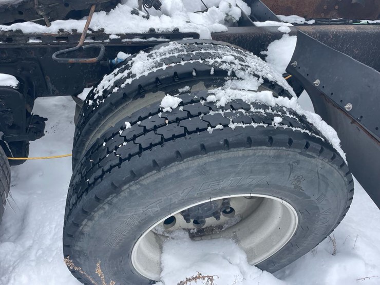 #149-•-2004-volvo-sleeper-semi-truck-image-23