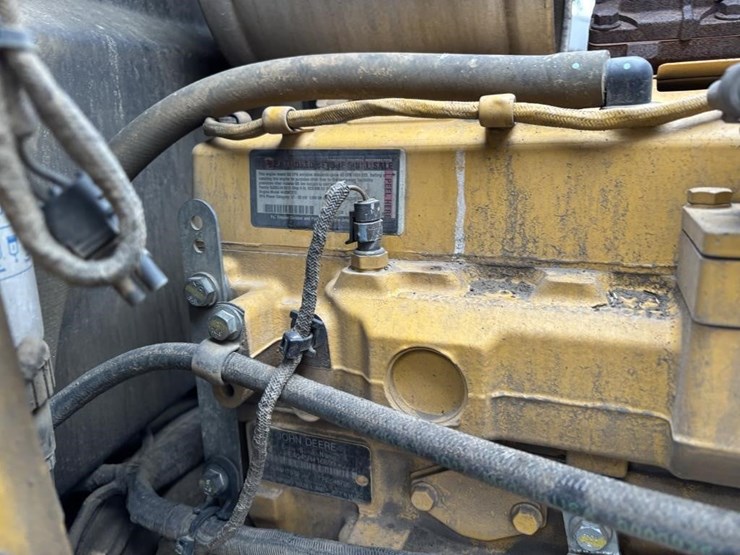 2017-deere-210l-image-50