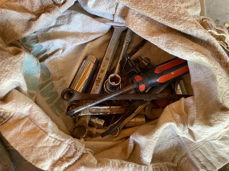 #3693-•-tables-and-hardware-image-11