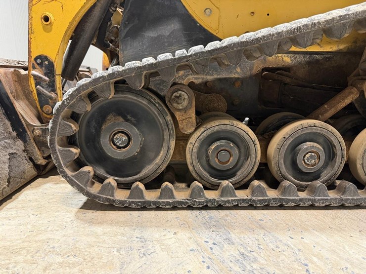 caterpillar-247b-image-13