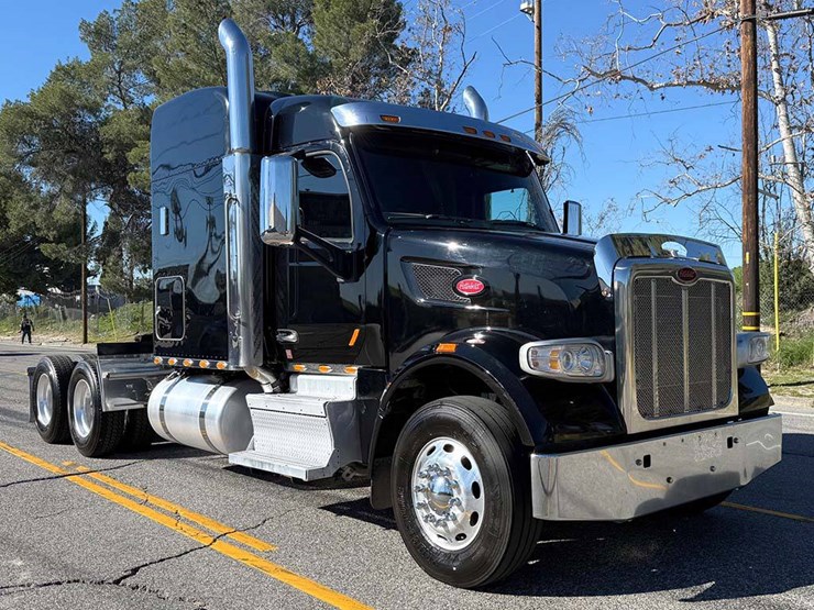 2022-peterbilt-567-image-1