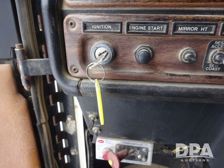 1994-freightliner-fld120-image-100