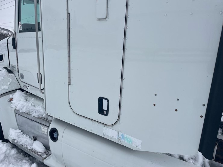 2012-peterbilt-384-image-14