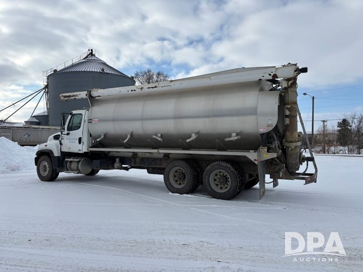 freightliner-114sd-image-8