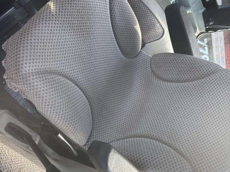 john-deere-4044r-loader-tractor-image-16