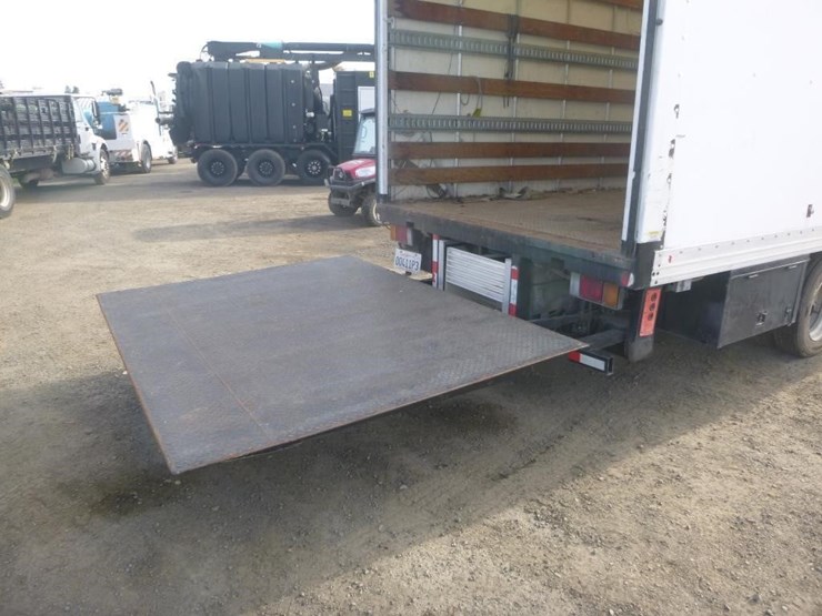 2016-isuzu-nrr-image-8