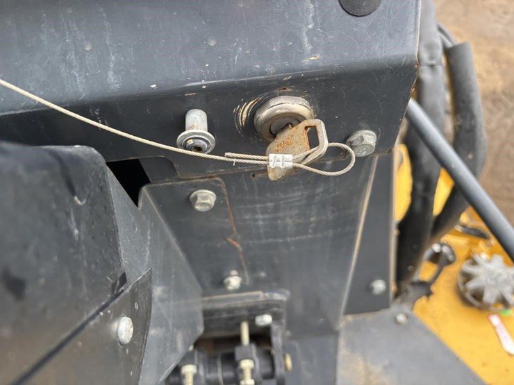 2017-deere-210l-image-36