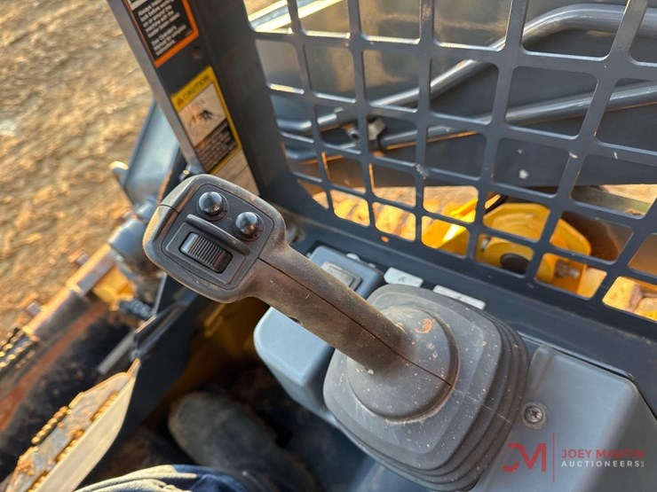 2022-deere-317g-image-13