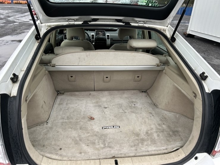 2004-toyota-prius-hybrid-sedan-image-33