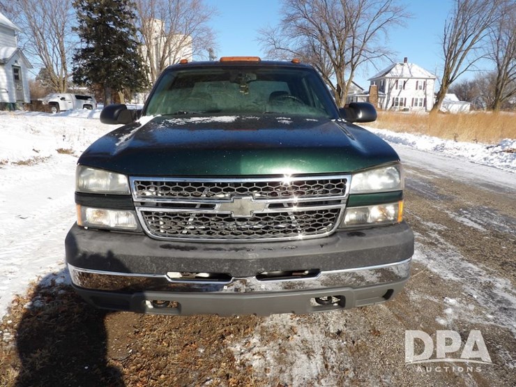 2005-chevrolet-silverado-3500-image-2