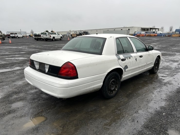 2004-ford-crown-victoria-sedan-image-5