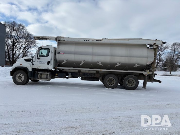 freightliner-114sd-image-6