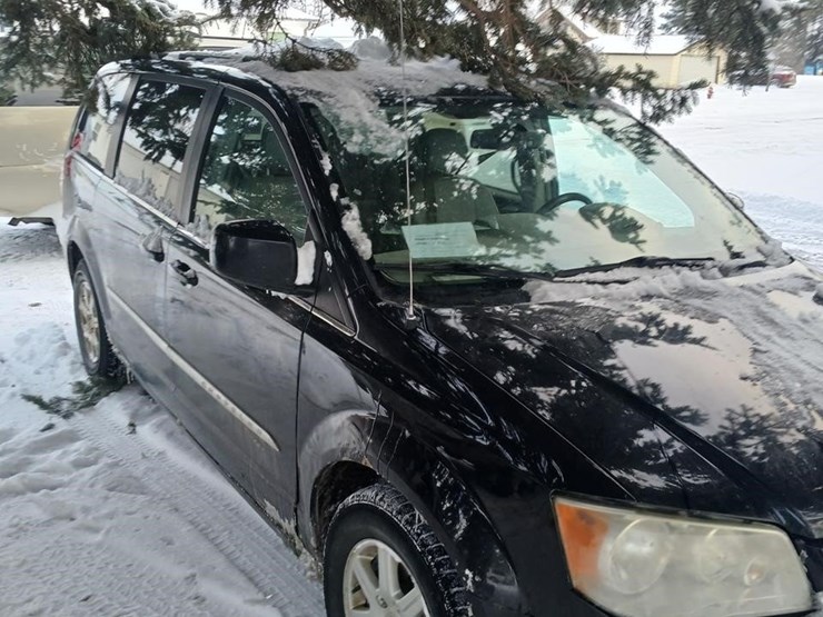 2013-chrysler-town-&-country-image-2