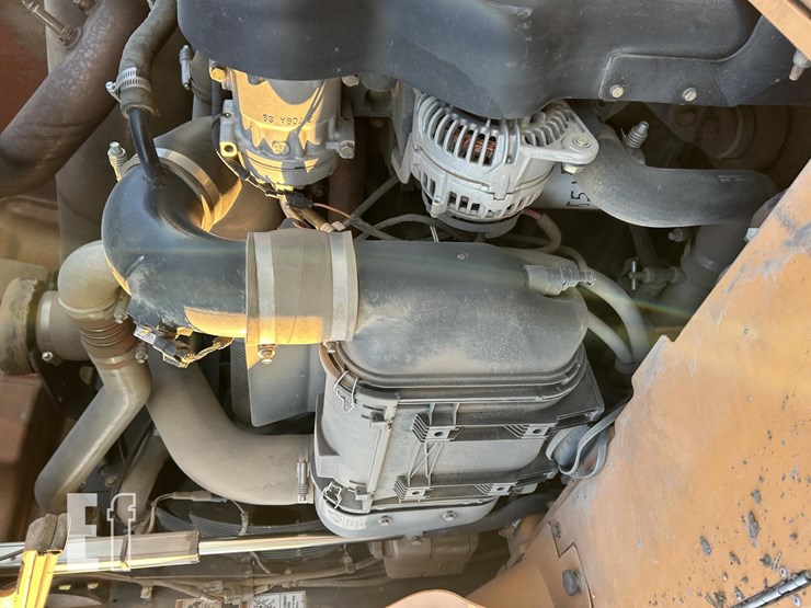 2014-case-721f-xr-image-36