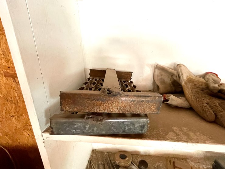 #3685-•-shelf-including-contents-image-13