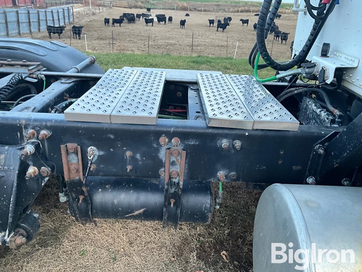 2001-freightliner-fld120-image-13