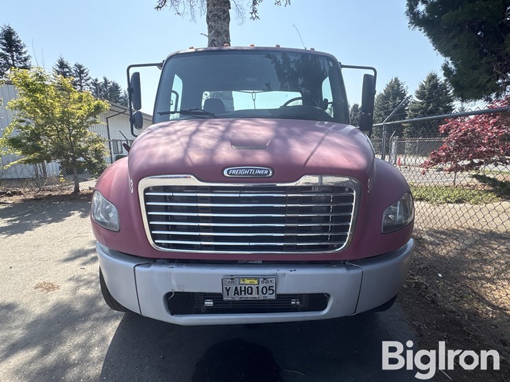 2004-freightliner-m2-106-image-2