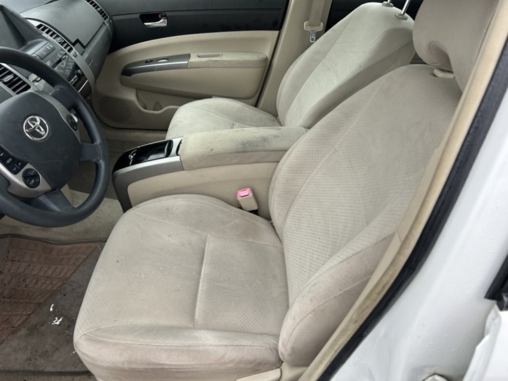 2004-toyota-prius-hybrid-sedan-image-19