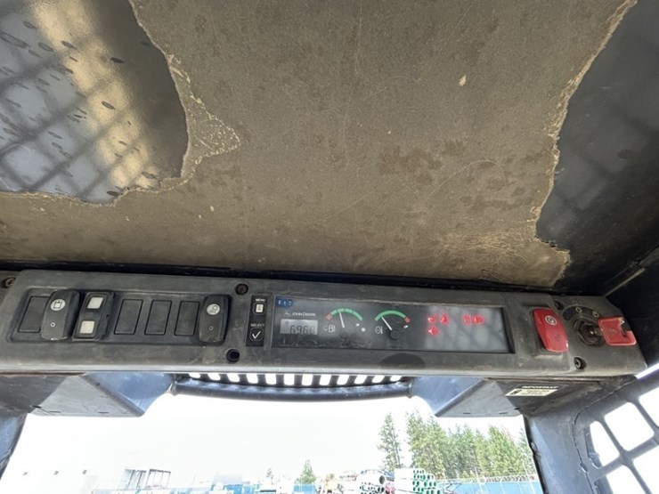 john-deere-332-image-15