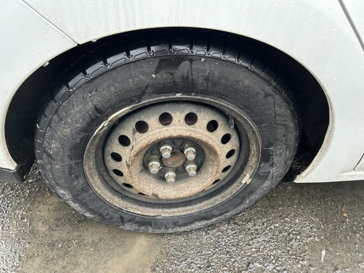 2004-toyota-prius-hybrid-sedan-image-12