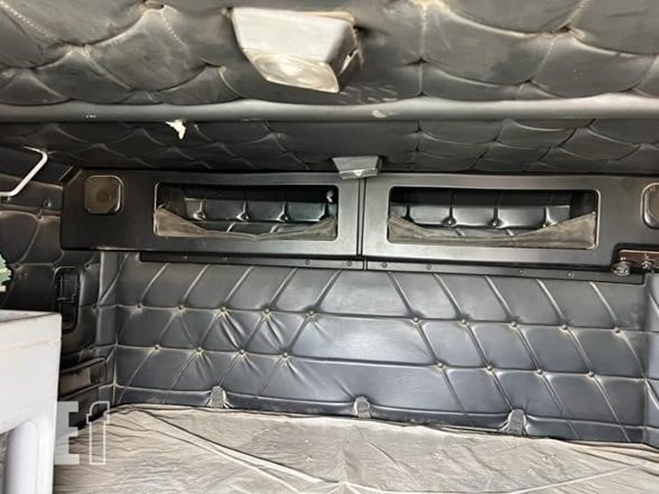 1997-freightliner-fld120-image-18