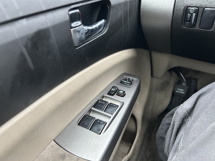 2004-toyota-prius-hybrid-sedan-image-28