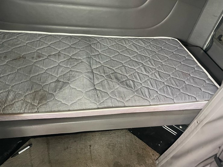 2012-peterbilt-384-image-30