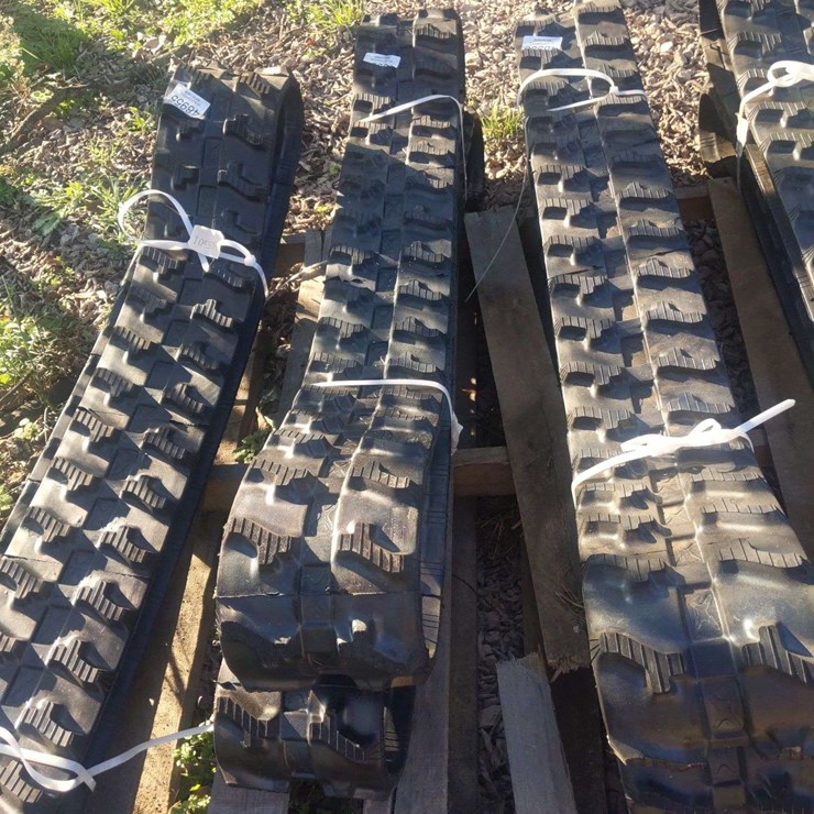 QTY (1) SET MINI EXCAVATOR RUBBER TRACKS