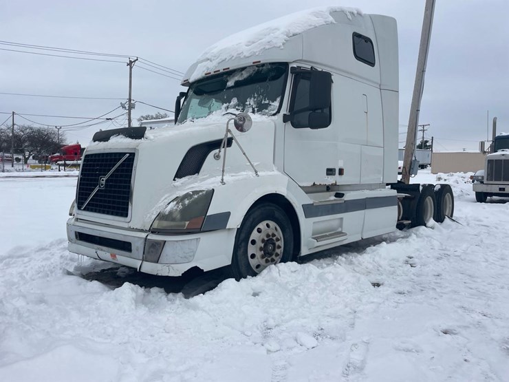 #149-•-2004-volvo-sleeper-semi-truck-image-1