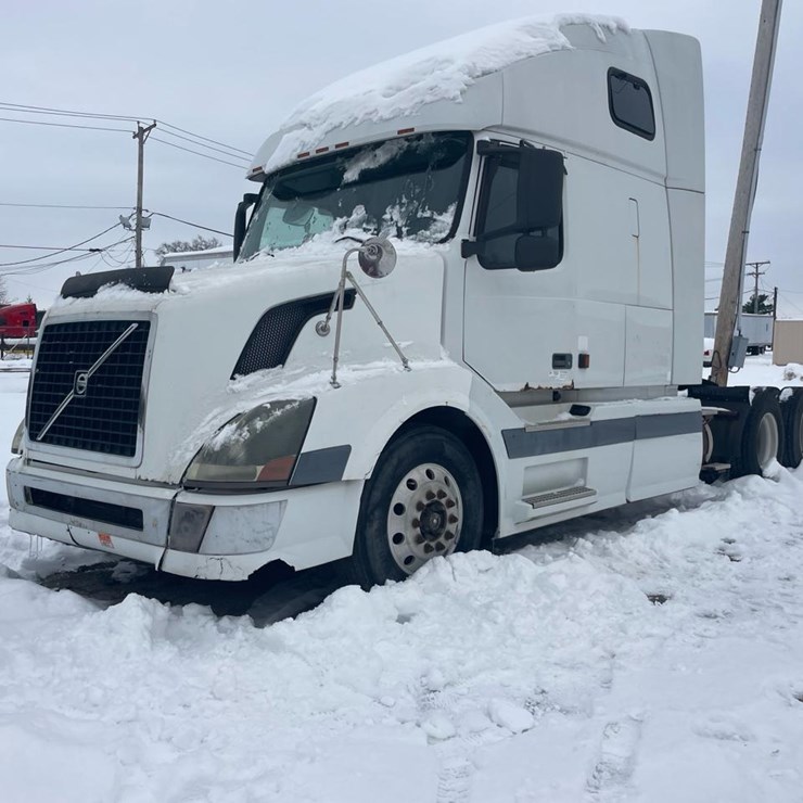 #149 • 2004 Volvo Sleeper Semi Truck