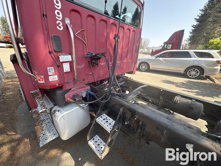 2004-freightliner-m2-106-image-10